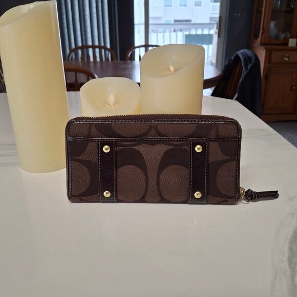 RARE (Like New) Vintage Signature Carly Chocolate Brown C Double Buckle Wallet - Picture 2 of 9